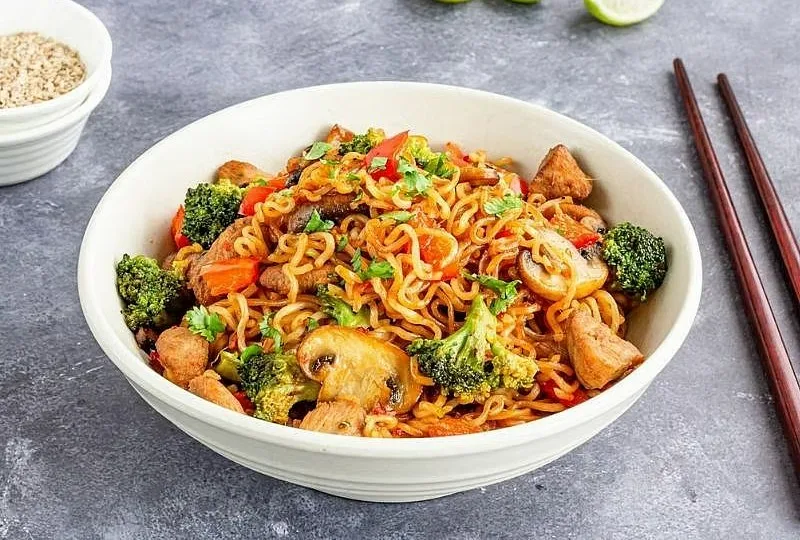 Çin Usülü Noodle Tavuklu Sebzeli