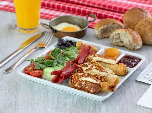 Yumurtalı Ekmekli Kahvaltı Tabağı